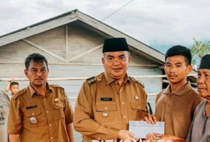 Bupati Fakhry Salurkan Bantuan Masa Panik Korban Kebakaran di Lawe Alas