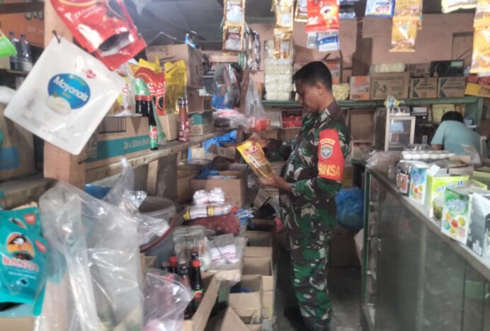 Babinsa Indrapuri Pantau Harga Sembako di Wilayah Binaan