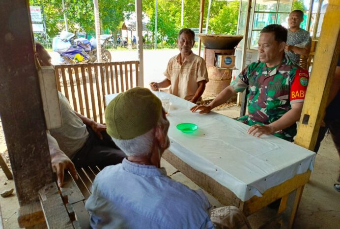 Cegah Penyakit di Musim Hujan, Babinsa Teubam Phui Baroe Montasik Tekankan Pentingnya Gotong Royong