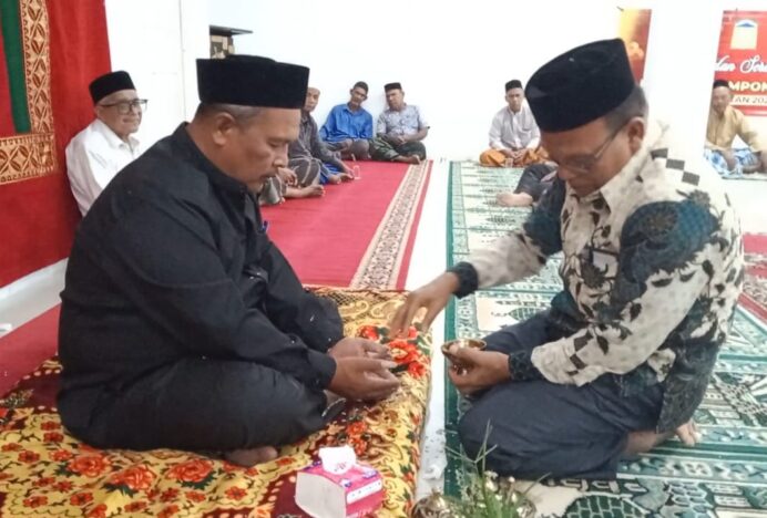 Usai Dilantik Syech Muharram, Keuchik Leu-Ue Disambut Prosesi Adat Peusijuk