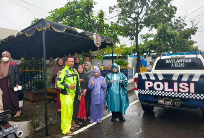 Polda Aceh Kerahkan Personel Bantu Korban Banjir