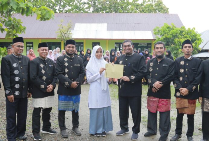 Apresiasi di Hari Guru Nasional: Siswa Berprestasi Nasional MAN 3 Aceh Besar Terima Penghargaan