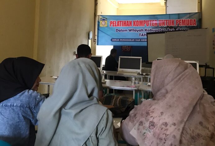 Listrik Padam Tidak Menghambat Pelatihan Komputer Pemuda Aceh Besar