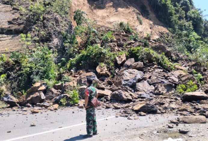 Jalan di Perbukitan Layeun, Leupung Tertutup Longsor