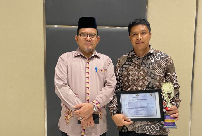 Ansar Salihin Guru MAN 1 Aceh Besar Raih Juara 2 Guru Inspiratif Tingkat Provinsi Aceh
