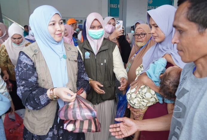 Kunjungi Korban Banjir, Ketua TP-PKK Aceh Besar Salurkan Bantuan di Pidie Jaya dan Bireuen