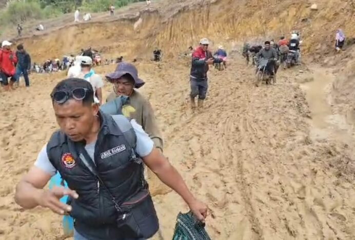 Berkeringat di Jalur Bencana, Menggapai UKW di Negeri Petro Dolar