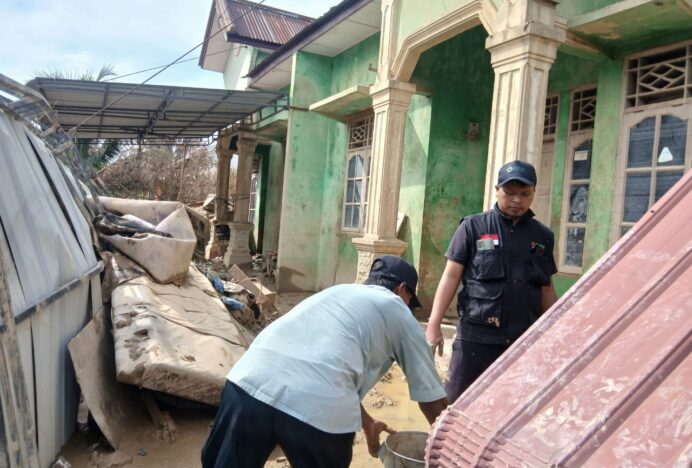 Relawan Hidayatullah dan BMH Bersihkan Rumah Imam Rawatib Masjid Suhada Aceh Tamiang