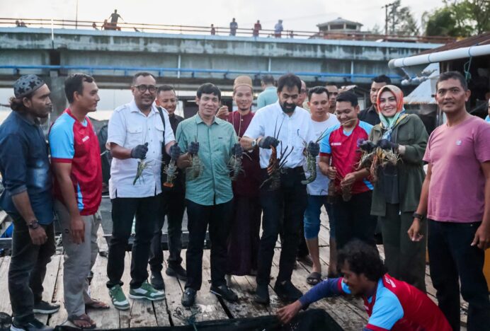 Gubernur Aceh Panen Lobster di Keramba Nelayan Ulee Lheue