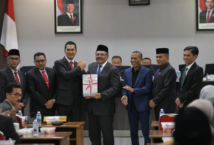 Sekda Aceh Sampaikan Nota Keuangan APBA 2026 di Paripurna DPRA