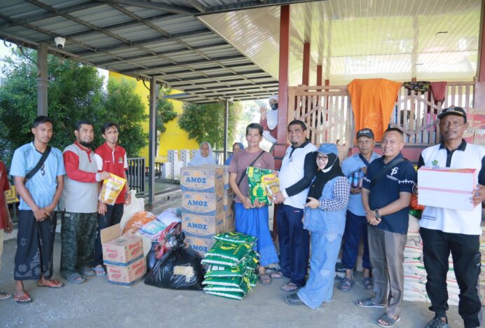 ASN Kemenag Aceh Besar Salurkan Bantuan Masa Panik Korban Banjir Pidie Jaya