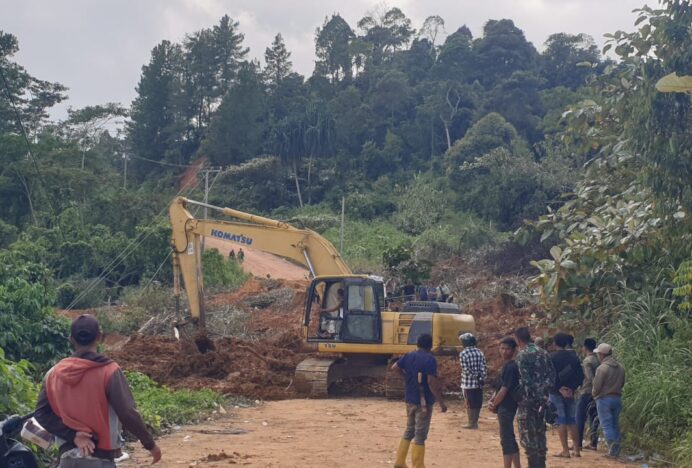 Pembersihan Longsor Gunung Salak Capai KM 31