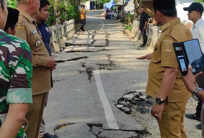 Bupati Aceh Besar Tinjau Jalan Rusak Akibat Banjir di Gampong Teupin Batee