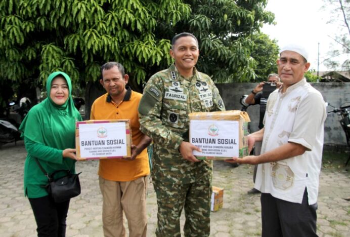 Dandim 0101/KBA dan Ketua Persit Salurkan Bantuan Sosial kepada Keluarga Anggota Terdampak Bencana