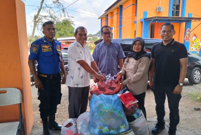 Diskominfo Aceh Besar Serahkan Bantuan untuk Korban Banjir Bandang di Aceh