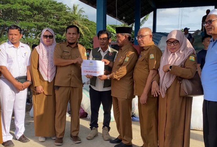 Dinas Kesehatan Aceh Besar Serahkan Donasi Uang Tunai dan Obat- obatan untuk Korban Banjir dan Longsor di Aceh