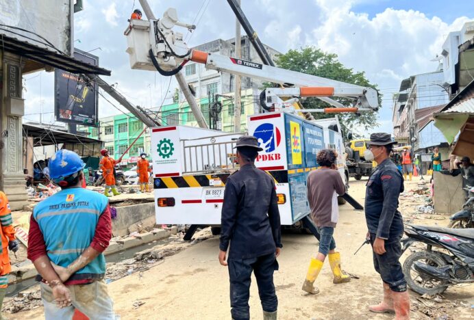 Personel Brimob Kawal Penormalan Listrik di Aceh Tamiang