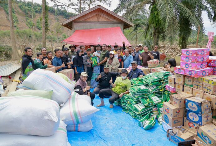 Kemenag Aceh Besar Salurkan Bantuan Banjir Hingga Daerah Terisolir