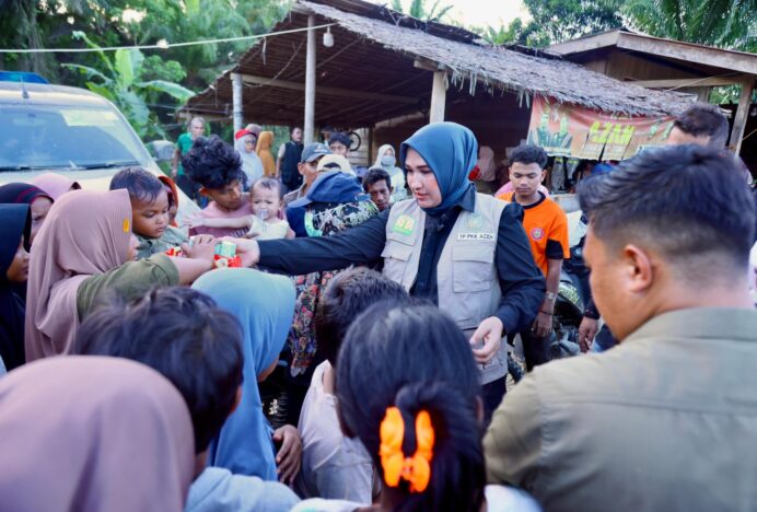 Kak Na Antar Bantuan Masa Panik ke Blang Seunong