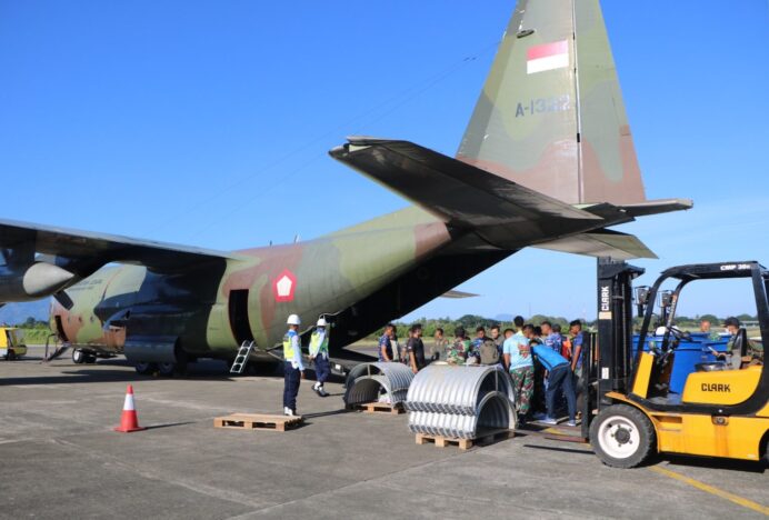 Hercules TNI AU Angkut Obat, Vaksin hingga Toren Air ke Bener Meriah