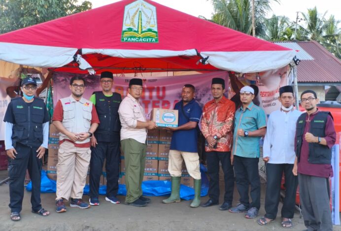 Sadaqa Jakarta Salurkan Mesin Penyuling Air Bersih ke Korban Banjir Cot Ara, Bireuen