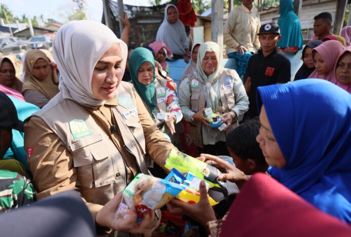 Kak Na jadi Apoteker Dadakan di Meunasah Matang Linya