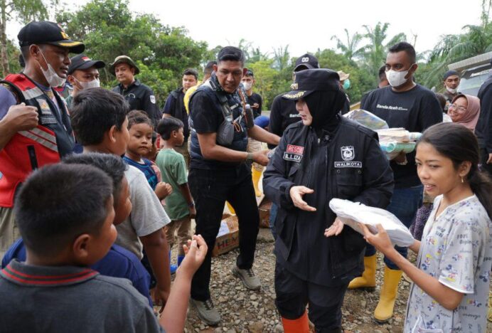 Wali Kota Banda Aceh Serahkan Bantuan Kemanusiaan di Aceh Timur dan Kota Langsa