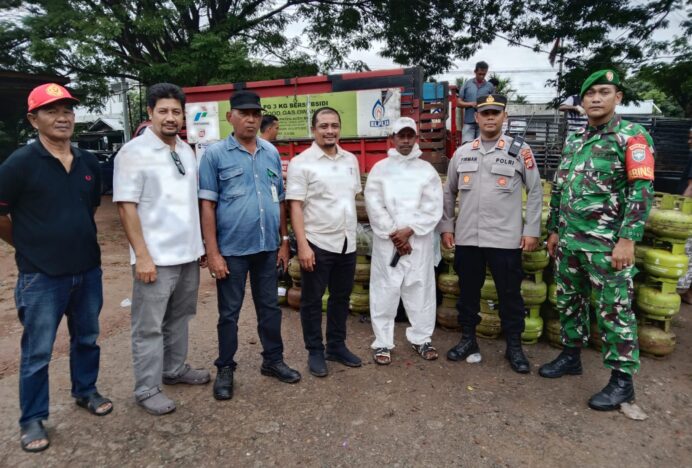 Camat Darul Imarah Kembali Salurkan 1.680 Tabung Melon LPG 3 Kg