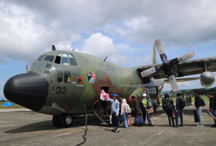 Hercules TNI AU Terobos Cuaca Buruk, 27,6 Ton Bansos dan Warga Terisolasi Dievakuasi