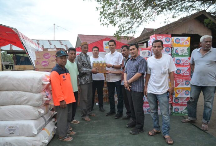 Sekda Aceh Tinjau dan Salurkan Bantuan Logistik di Posko Pengungsian