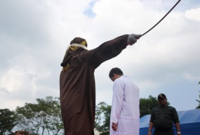Hukum Cambuk Bukan Hanya Aceh, Singapura Berlakukan Bagi Penipu