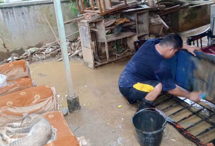 Warga Langsa Masih Bersihkan Rumah, Perabotan dan Pakaian Pasca Sebulan Banjir