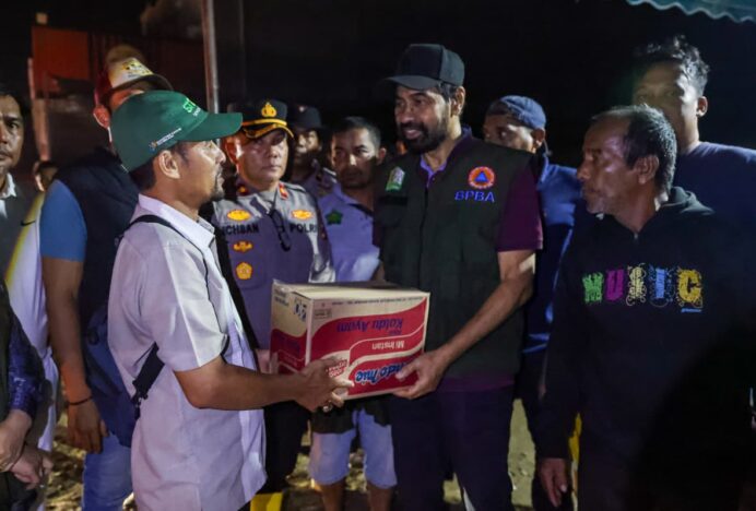 Mualem Salurkan Langsung Bantuan ke Aceh Utara