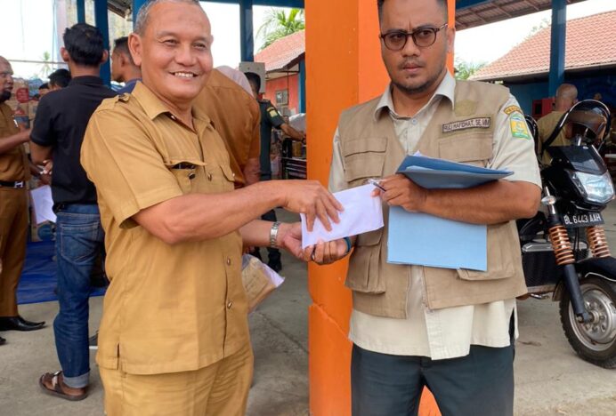 Plt Kadis Kominfo Aceh Besar Salurkan Donasi untuk Korban Banjir dan Longsor