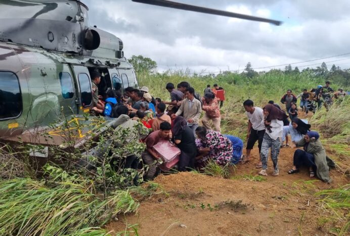 Heli Caracal TNI AU Tembus Daerah Terisolir Bencana Sumatera di Aceh Tengah dan Bener Meriah