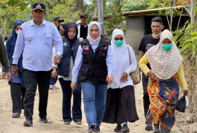 Ketua DWP Aceh Salurkan Bantuan bagi Warga Terdampak Banjir di Bireuen