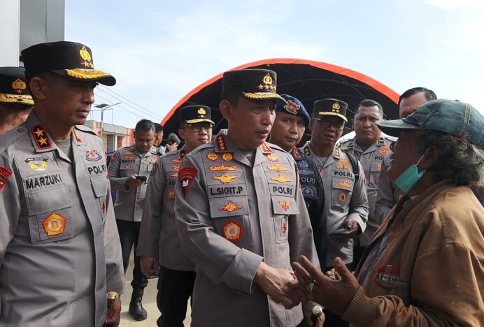 Kapolri Jenderal Sigit Kunjungi Korban Banjir di Aceh Tamiang