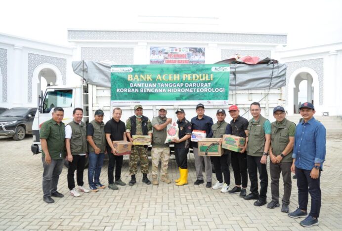 Dirut Bank Aceh Serahkan Bantuan untuk Korban Banjir di Pidie Jaya
