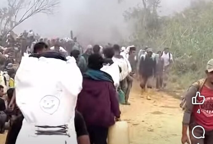 Korban Banjir Jalan Kaki Seratusan Km Cari Bantuan