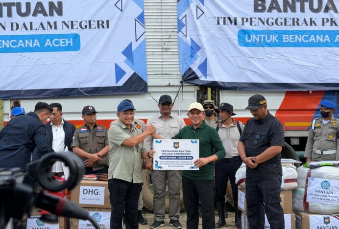 Wagub Aceh Dampingi Mendagri Serahkan Bantuan Pascabanjir