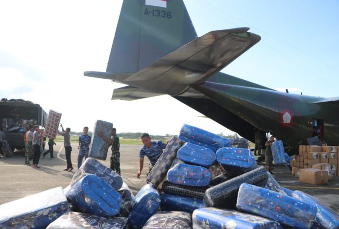 Dua Hercules Skadron Udara 33 Turunkan 14,5 Ton Bansos di Lanud SIM