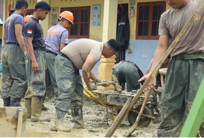 Brimob Nusantara Bersihkan Sekolah Pascabanjir di Aceh Tamiang