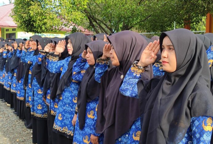 Kepala Kemenag Aceh Besar Pimpin Upacara Penghormatan Bendera dan Doa di MAN 1 Aceh Besar