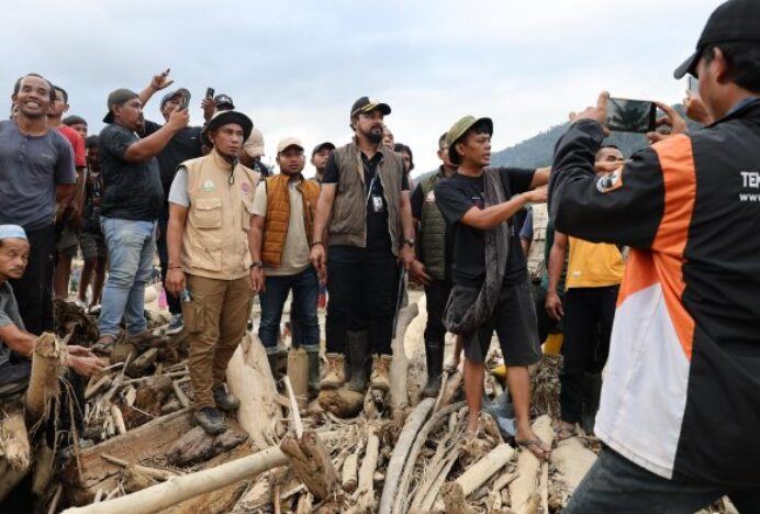 Bupati Al-Farlaky Akhirnya Tembus Pedalaman Lokop Antar Bantuan Banjir