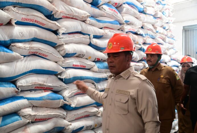 Pastikan Stok Pupuk Pasca Banjir, Bupati Aceh Besar Tinjau Gudang PIM di Blang Bintang