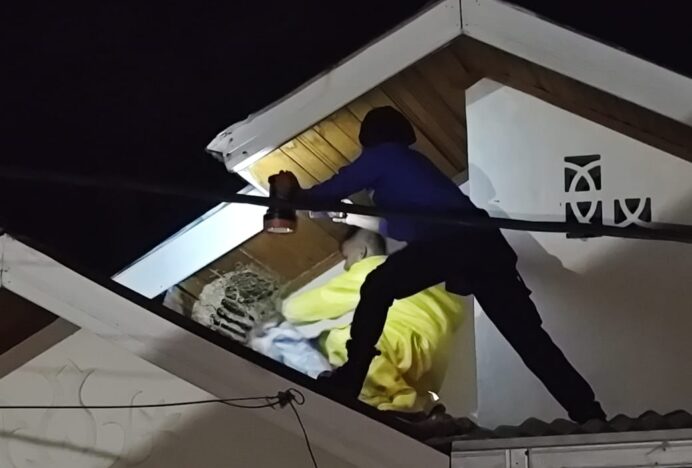 Personil Pos Pemadam Peukan Bada Berhasil Evakuasi Sarang Tawon di Gampong Leu Ue