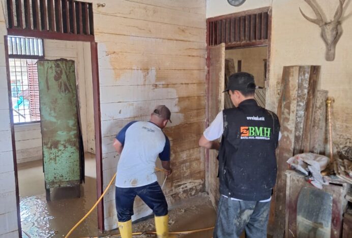 Relawan Hidayatullah Aceh dan BMH Bersihkan Rumah Lansia di Aceh Tamiang