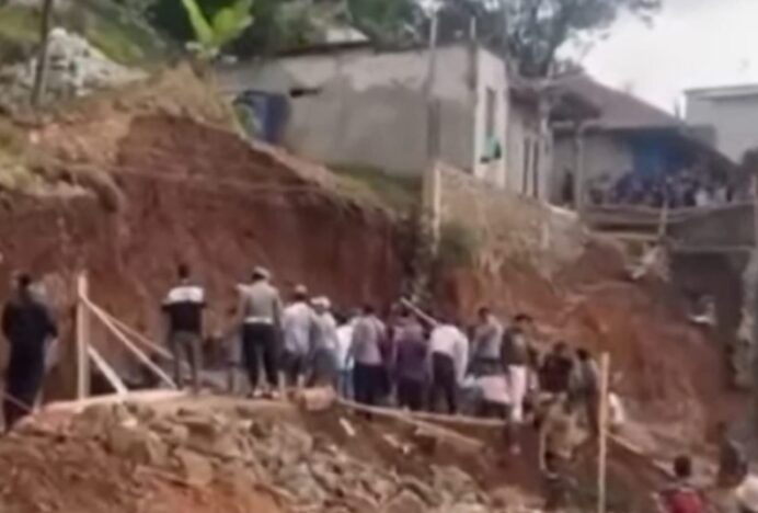 Longsor Timbun Enam Warga di Jawa Barat