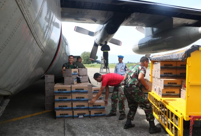 Hercules TNI AU Dorong 13,5 Ton Air Mineral ke Aceh untuk Korban Bencana