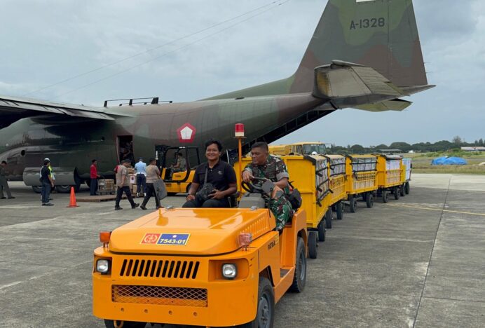 Hercules C-130 TNI AU Turunkan 17 Ton Bantuan Kemanusiaan di Lanud SIM Aceh